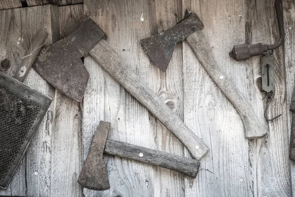 挂在木制小屋墙上的旧斧头 — 图库照片