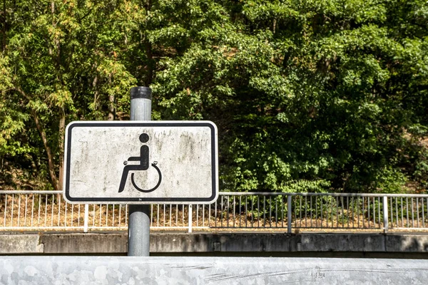 Brudne Handicap Znak Wózków Inwalidzkich Zielenią Tle — Zdjęcie stockowe