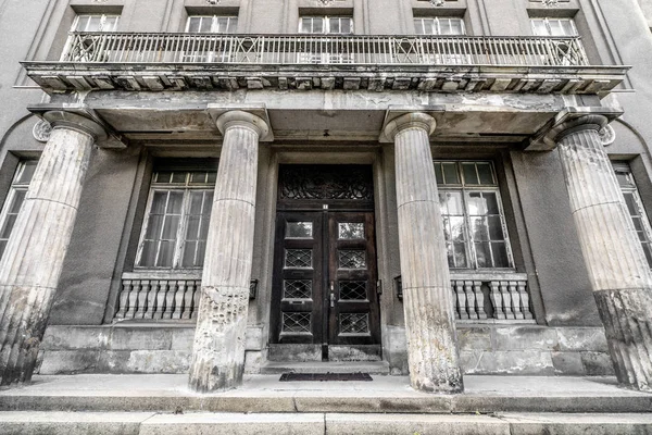 Griekse Pijler Gebouw Met Verweerde Ramen Gevel — Stockfoto