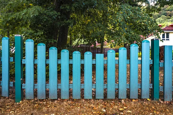 Blue Fence Gate Yard Fall Trees Background — Stock Photo, Image