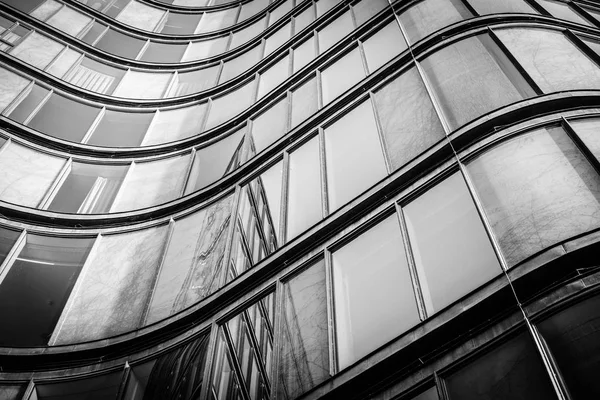 Edificio Curvo Con Ventanas Brillantes Con Reflejos Tono Blanco Negro — Foto de Stock