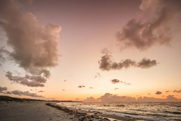 Puesta Sol Escandinava Junto Océano Dinamarca Con Olas Entrando Playa —  Fotos de Stock