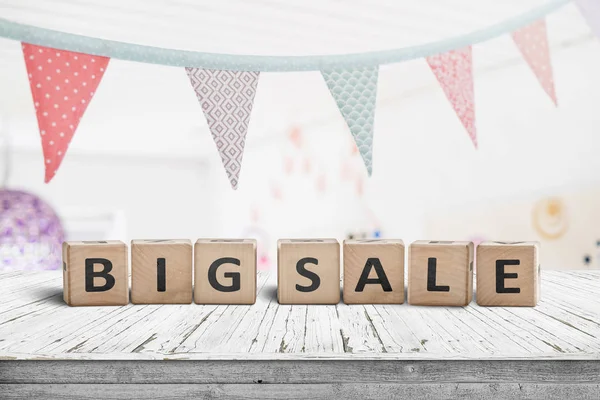 Cartel Gran Venta Una Mesa Blanca Con Banderas Festivas Colgadas —  Fotos de Stock