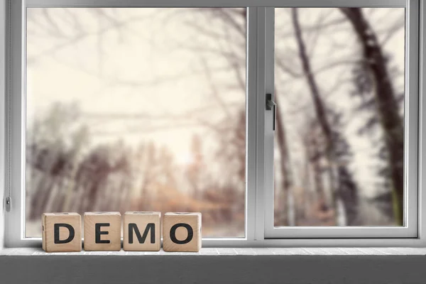 Demoschild Einem Fenster Mit Blick Auf Den Wald Morgen — Stockfoto