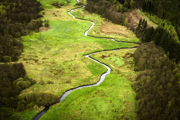 Kleiner Fluss Der Durch Eine Grüne Gegend Mit Feldern Und — Stockfoto