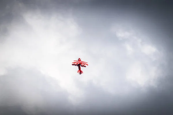 ループを作るしようとすると 曇りの天候で飛び立つ飛行機 — ストック写真