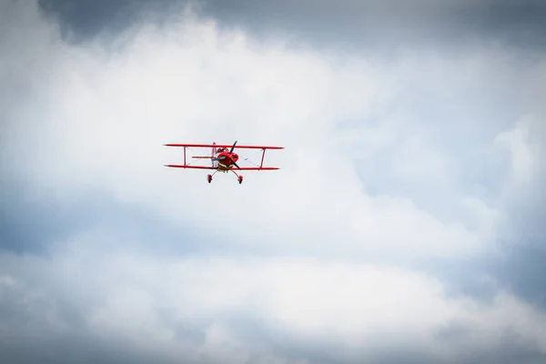 ビンテージ赤いプロペラ機前面の青い空に飛んで — ストック写真