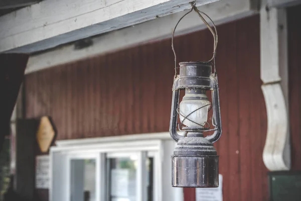 Lámpara Aceite Vieja Colgando Porche Fuera Una Casa Roja Estilo —  Fotos de Stock