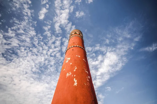 Uzun Boylu Kırmızı Baca Kulesinin Beyaz Bulutlar Mavi Bir Gökyüzü — Stok fotoğraf