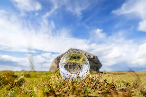 Glass Orb Gras Met Weerspiegeling Van Een Groot Rotsblok Zomer — Stockfoto