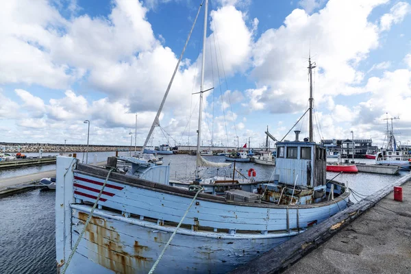 Gammal Traditionell Fiskebåt Skandinavisk Hamn Molnig Himmel — Stockfoto