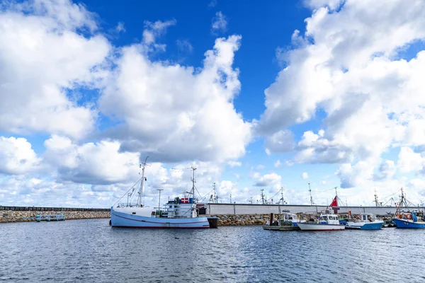 Fiskebåtar Hamn Danmark Blå Himmel Sommaren — Stockfoto