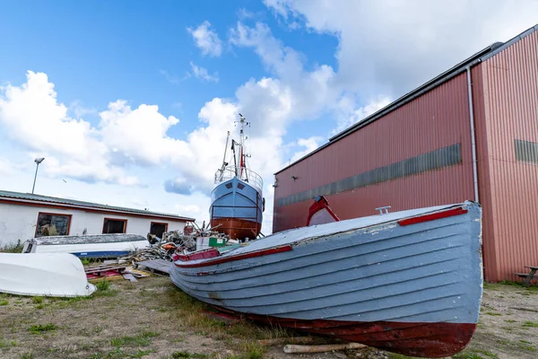 Houten Boot Het Land Met Een Groot Schip Achtergrond Dokken — Stockfoto