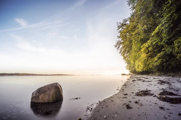 Felsen Ruhigen Wasser Einem Nordischen Strand Mit Grünen Bäumen — Stockfoto
