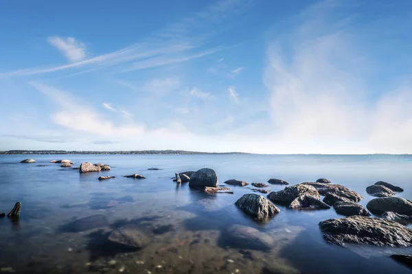 Felsen Meer Ruhigen Wasser Unter Einem Schönen Blauen Himmel — Stockfoto