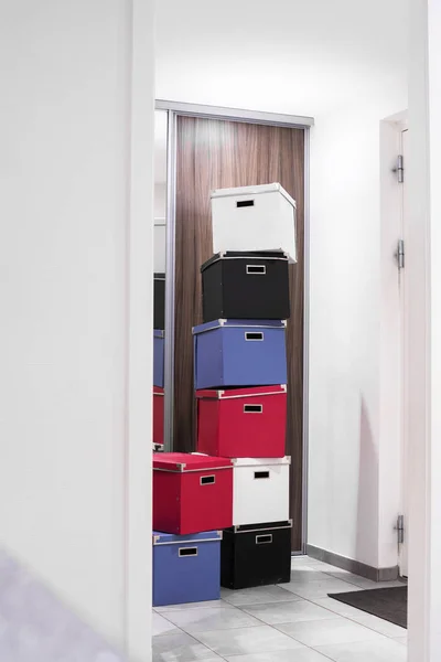 Gestapelte Kartons Verschiedenen Farben Einem Hellen Raum Einer Tür — Stockfoto