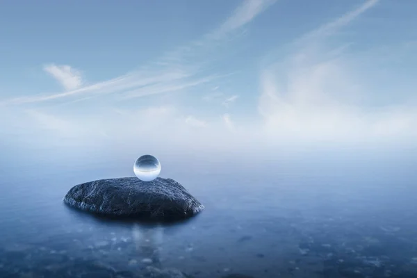 Kristallkugel Auf Einem Felsen Einer Nebligen Meereslandschaft Mit Ruhigem Blauem — Stockfoto