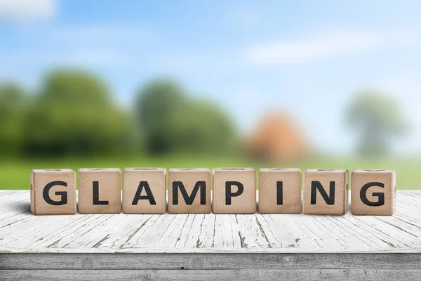 Cartel Glamping Tablones Madera Verano Con Una Zona Camping Verde — Foto de Stock