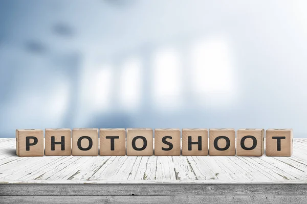 Photoshoot Ordet Logga Trä Skrivbord Med Suddig Bakgrund Fotostudio — Stockfoto