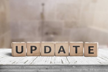 Bulanık arkaplanı olan bir odadaki ahşap masadaki mesaj işaretini güncelle