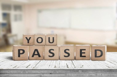 Parlak sınıf oda ahşap masa üzerinde test ve eğitim amaçlı işareti geçti