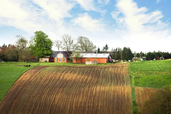 Farm på toppen av en kulle med odlade fält — Stockfoto