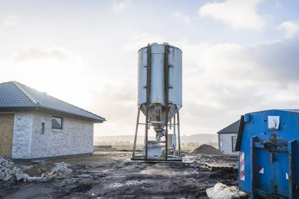 Silo em uma área de construção com novas casas — Fotografia de Stock