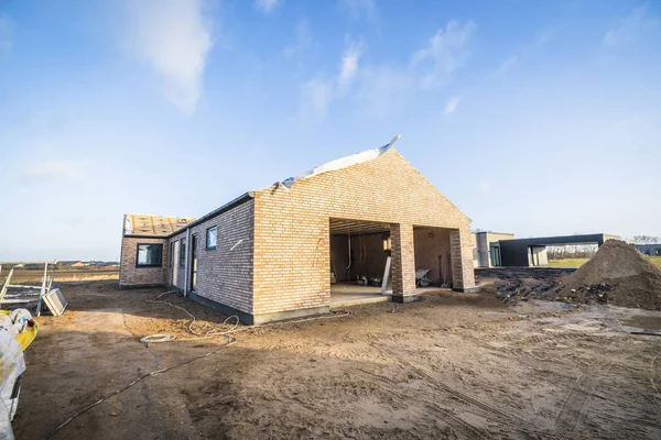 Casa de ladrillo sitio de construcción en un nuevo barrio — Foto de Stock