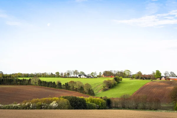 Paisagem rural com campos cultivados — Fotografia de Stock