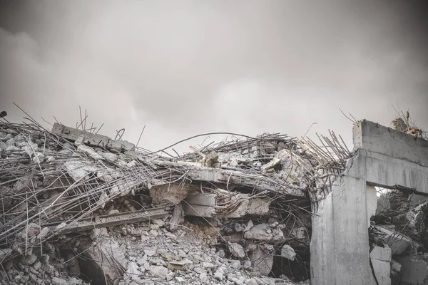 Ruína em uma zona de guerra com um edifício de concreto danificado — Fotografia de Stock