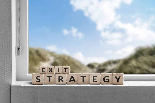 Exit Strategy Schild in einem Fenster mit Aussicht — Stockfoto