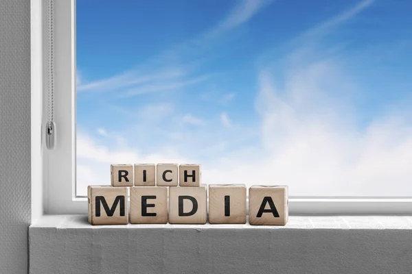 Rich Media skylt skrivet på träklossar — Stockfoto