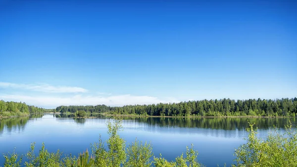 鮮やかな色の湖のシーン — ストック写真