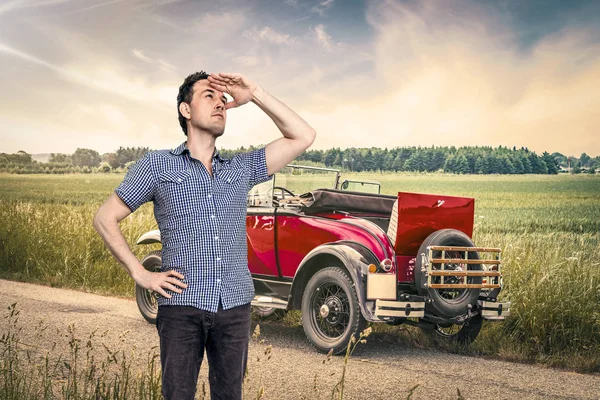 Автомобиль без топлива в сельской местности с мужчиной — стоковое фото