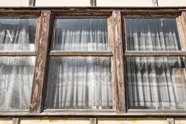 Zużyte stare okna z Vintage zasłony — Zdjęcie stockowe