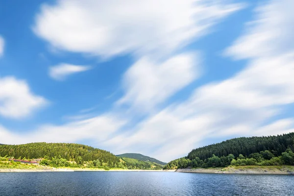 Großer See unter blauem Himmel im Wind — Stockfoto