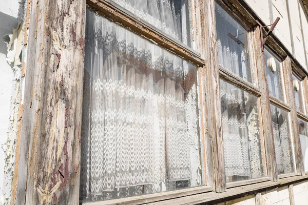 Viejas ventanas de madera en una fila — Foto de Stock