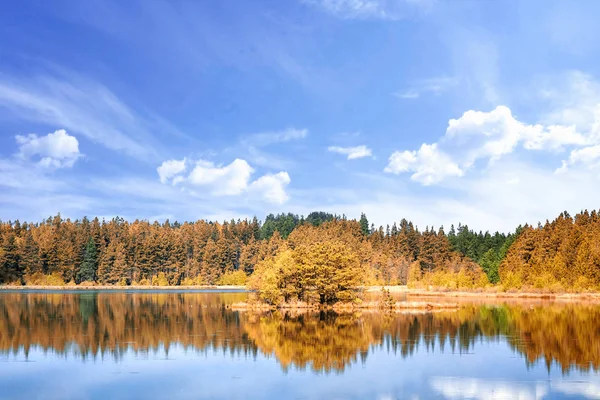 Herbstliche Seenlandschaft mit bunten Bäumen — Stockfoto