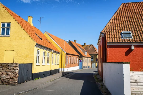 Deense straten in de stad met kleurrijke gebouwen — Stockfoto
