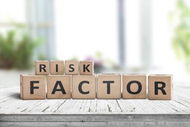 Ahşap bir masada risk faktörü işareti