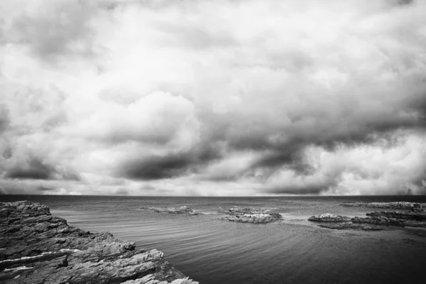 Kliffen aan de oever van de zee — Stockfoto