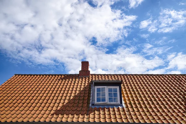 Плиточный красный крыша с окном на крыше — стоковое фото