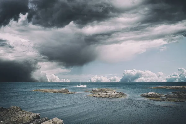 Barco pequeno em tempo nublado dramático — Fotografia de Stock