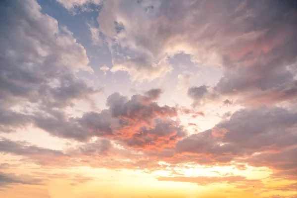 Ciel dramatique avec de belles couleurs après le coucher du soleil — Photo