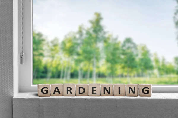 Widok na ogród wiosną ze znakiem ogrodniczym — Zdjęcie stockowe