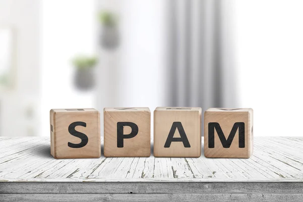 Spam tecken på en vit skrivbord med trä block — Stockfoto