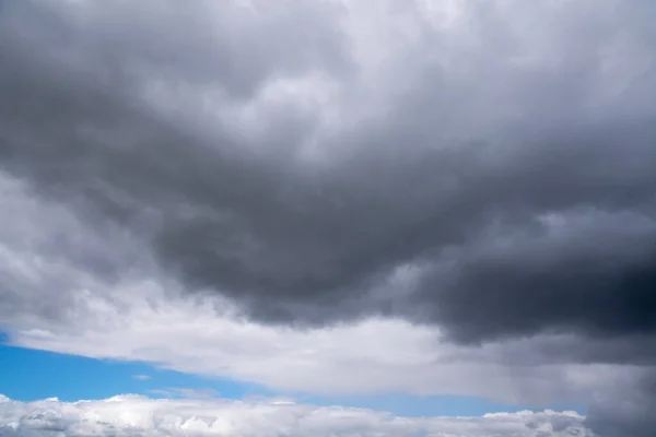 Nuvens Escuras Com Chuva Pairando Sobre Céu Azul Brilhante Dia — Fotografia de Stock