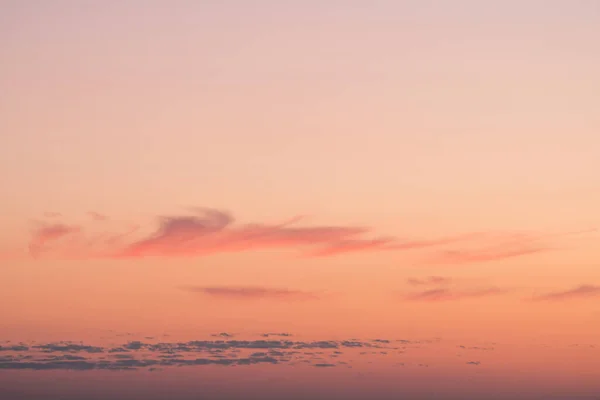 Zachód Słońca Niebo Miękkimi Chmurami Czerwonych Ciepłych Kolorach — Zdjęcie stockowe