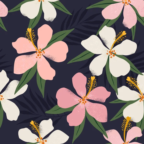 熱帯の花や芸術的なヤシの葉を背景に。シームレスだ。ベクトルパターン. — ストックベクタ
