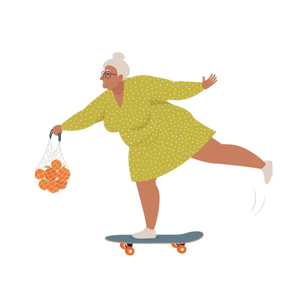 Donna anziana che cavalca skateboard o longboard con borsa a tracolla. Attività sportive ricreative e salutari per la nonna. Illustrazione del vettore del fumetto piatto. — Vettoriale Stock